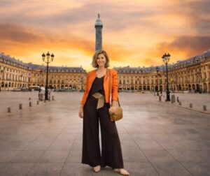 Mono negro elegante: el contraste perfecto con una casaca naranja