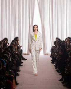Traje blanco bordado: la elegancia luminosa que renueva el look sastre