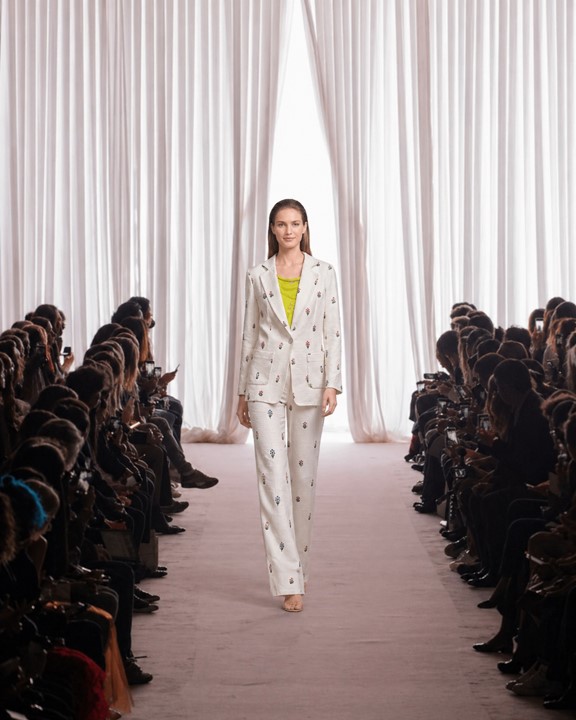 Traje blanco bordado: la elegancia luminosa que renueva el look sastre